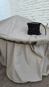 Toepassingsfoto zwart elastisch touw voor vastbinden van afdekzeil