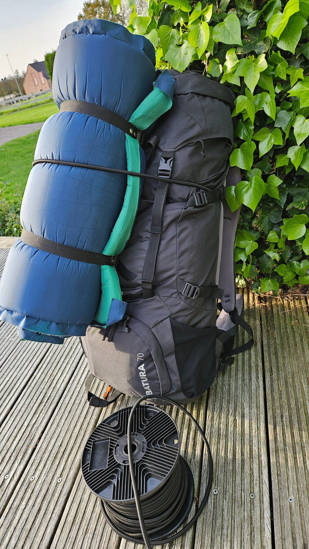 Toepassingsfoto rond elastisch touw in spandoekframe, bevestigen spandoek met elastiek