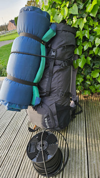 Toepassingsfoto rond elastisch touw in spandoekframe, bevestigen spandoek met elastiek