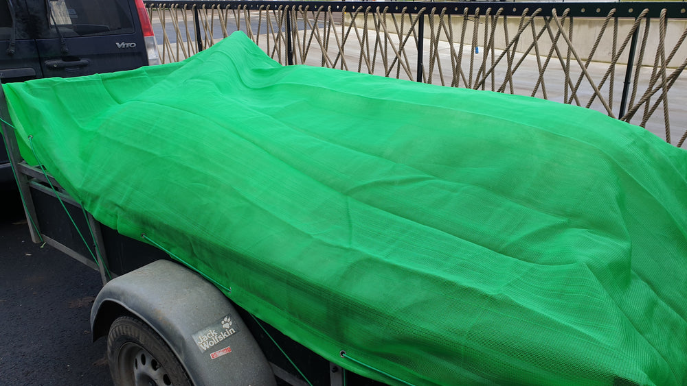 Toepassingsfoto fijnmazig aanhangernet met gaasnet met versterkte zoom en ingeweven elastiekkoord bevestigd op een aanhangwagen