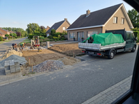 Toepassingsfoto fijnmazig aanhangernet met gaasnet met versterkte zoom en ingeweven elastiekkoord bevestigd op een aanhangwagen bij tuinaannemer