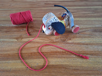 Rood katoentouw in gebruik bij Fisher price speelgoed