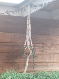 Plantenhanger met macramékralen en macramé katoentouw