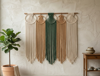 Macramé wandhanger met houten ringen en katoen macramétouw