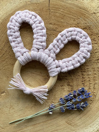 Macramé konijn met houten ring en lilapaars katoen macramétouw