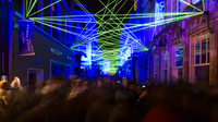 Fluogeel touw toegepast in kunstproject Our House op het Lichtfestival in Gent door Tom Dekyvere