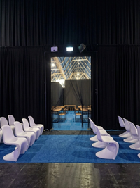 Touw gordijn bestaande uit zwart gevlochten nylontouw, toepassingsfoto waarbij polyamide touw dienst doet als afscheiding en doorgang tussen twee seminarie ruimtes