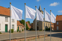Toepassingsfoto UV-gestabiliseerd wit en zwart vlaggentouw, nylon of polyamidetouw in gebruik als vlaggenlijn op een dorpsplein
