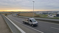 Toepassingsfoto van een spanband met ratel die een lading vasthoudt op een lichte vracht bouwcamionette